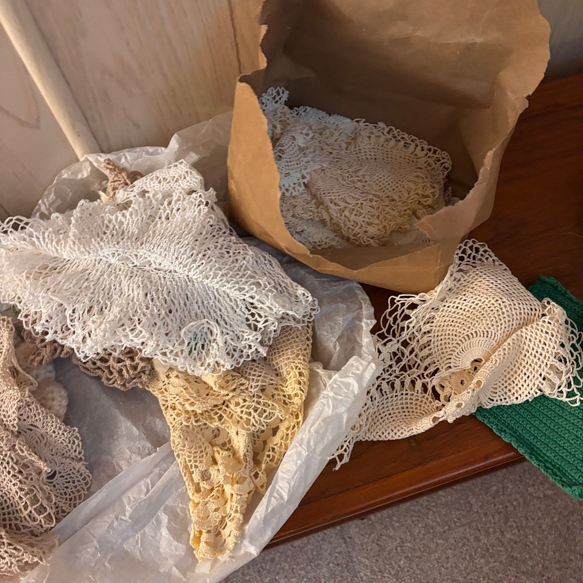 K393 Vintage Linens Grouping (aprons, doilies and more)