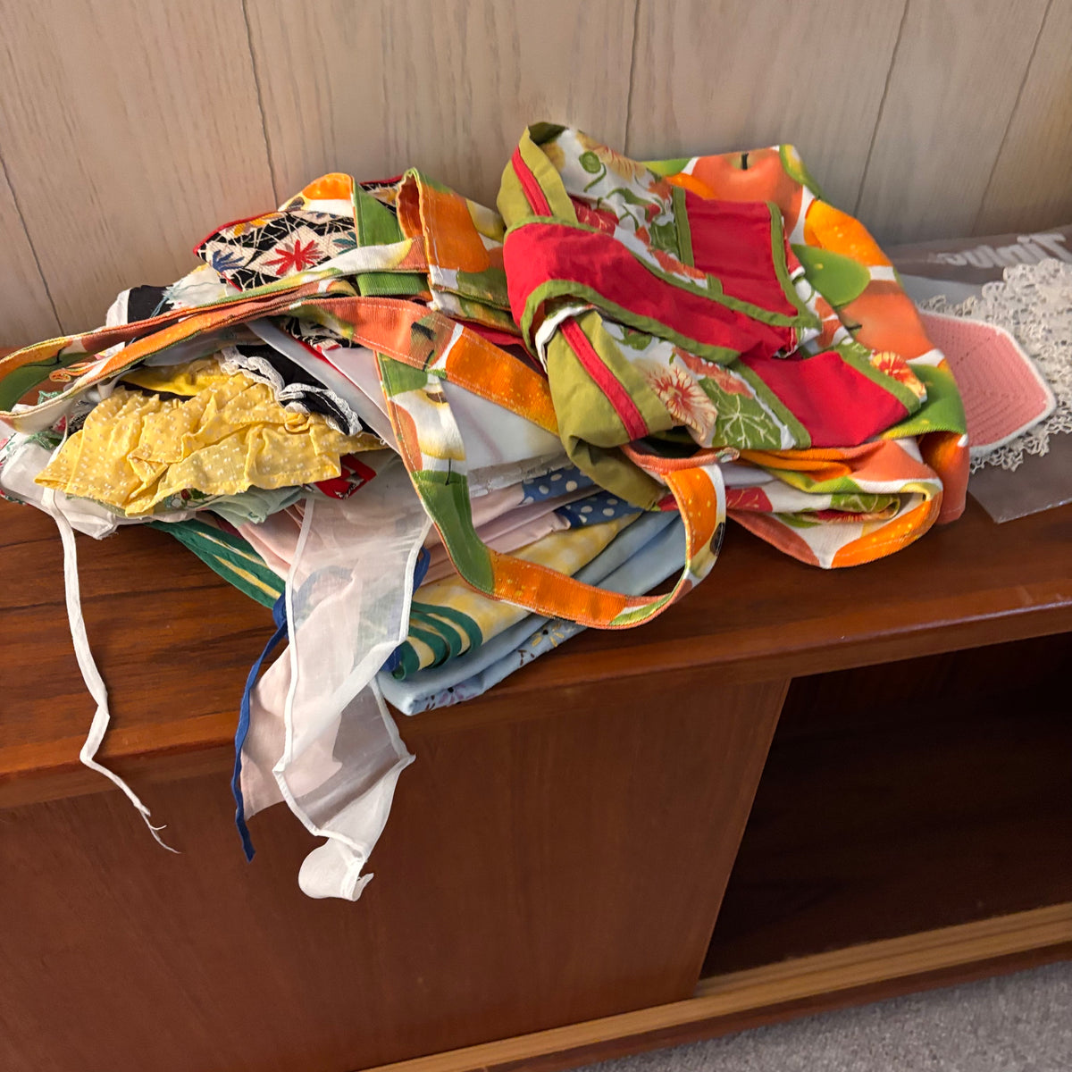K393 Vintage Linens Grouping (aprons, doilies and more)
