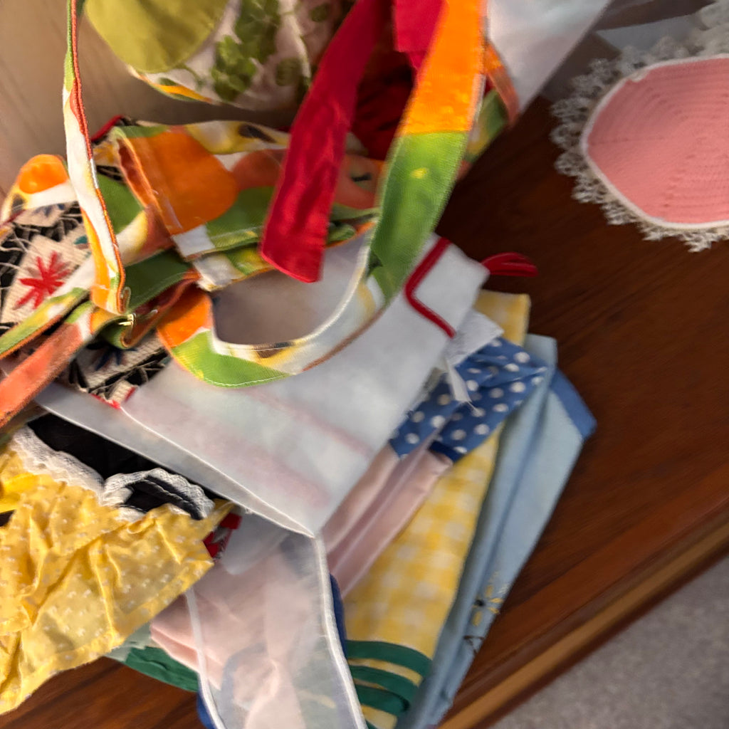 K393 Vintage Linens Grouping (aprons, doilies and more)