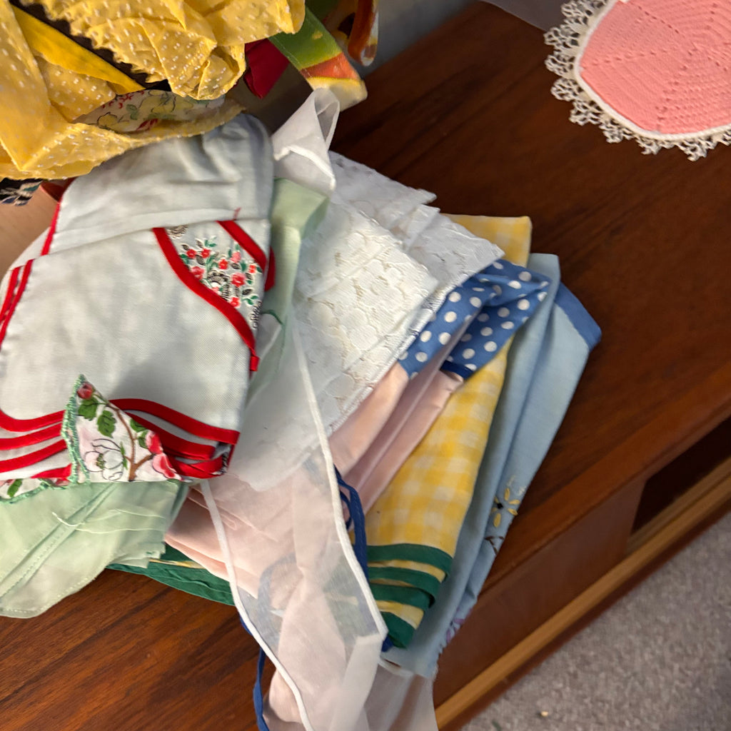 K393 Vintage Linens Grouping (aprons, doilies and more)