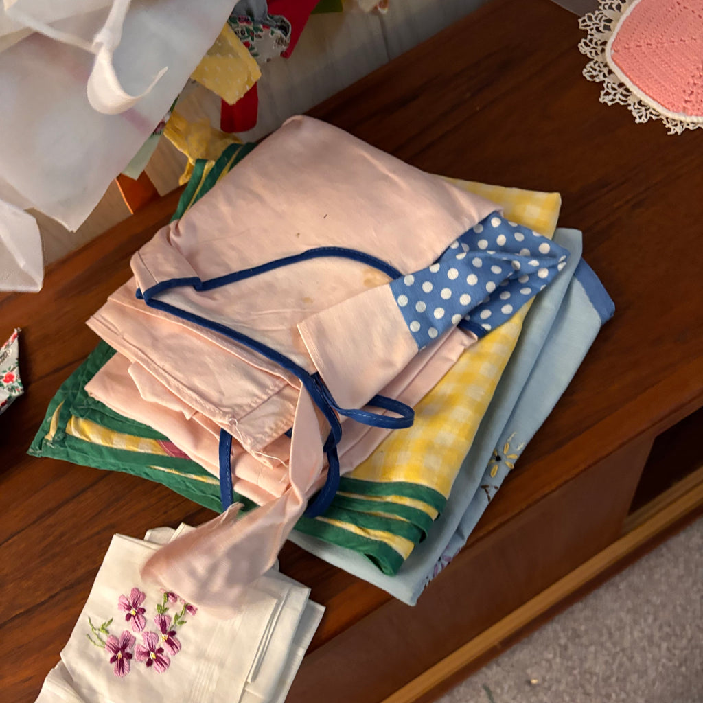 K393 Vintage Linens Grouping (aprons, doilies and more)
