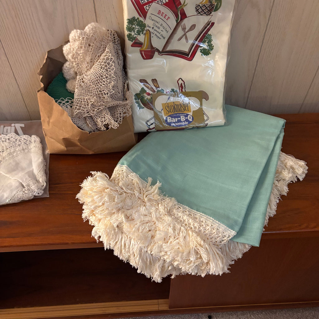 K393 Vintage Linens Grouping (aprons, doilies and more)