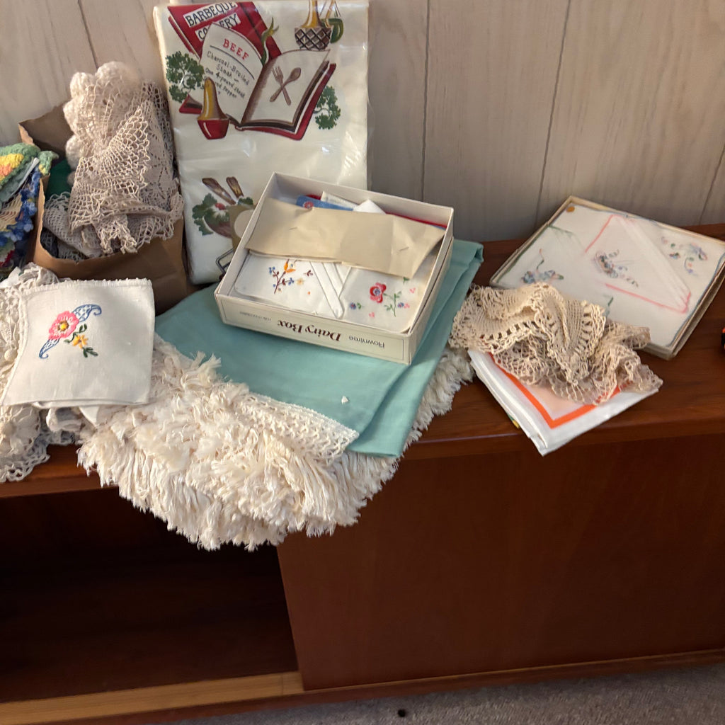 K393 Vintage Linens Grouping (aprons, doilies and more)