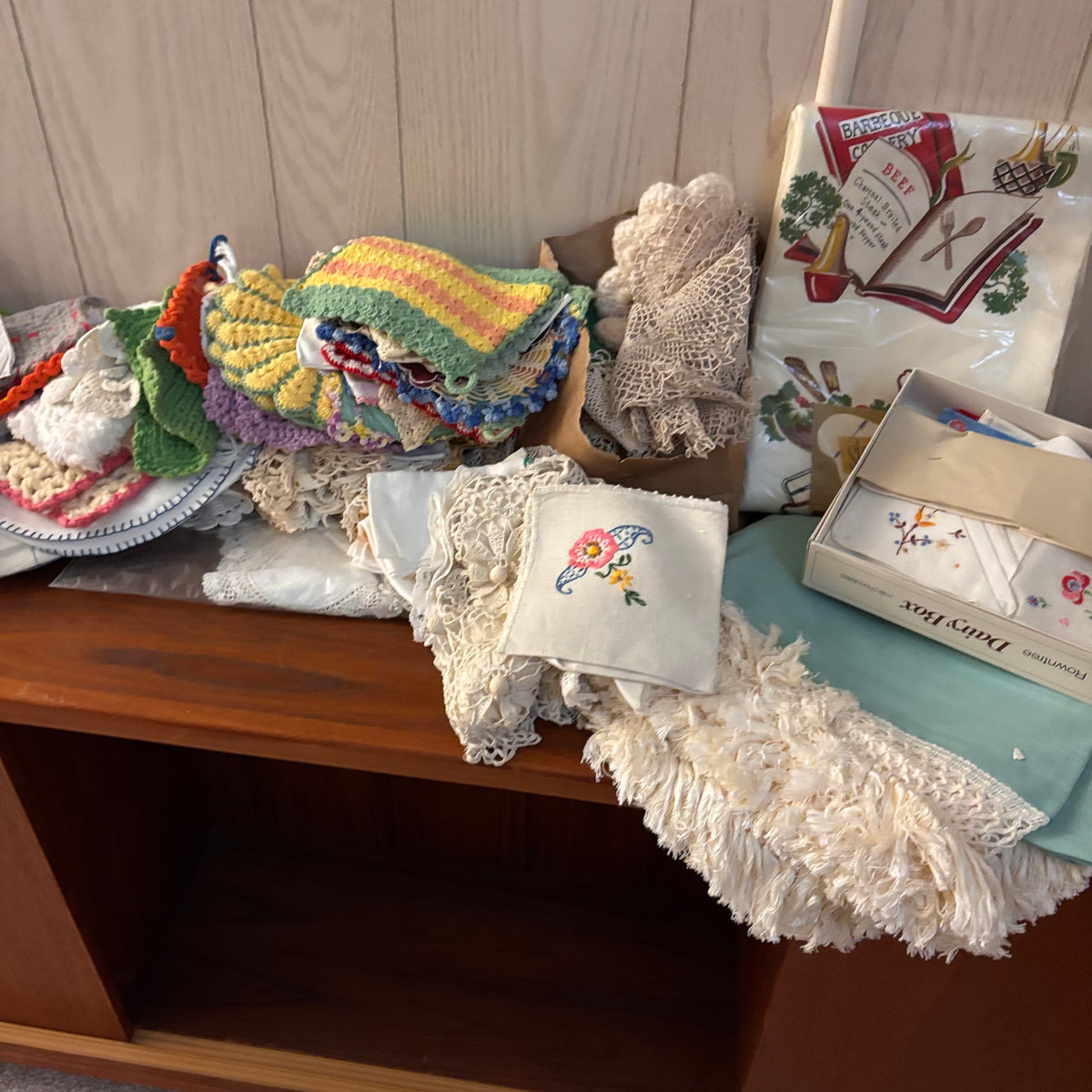 K393 Vintage Linens Grouping (aprons, doilies and more)