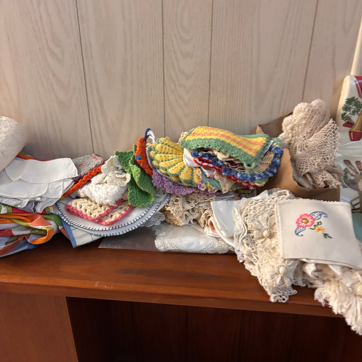 K393 Vintage Linens Grouping (aprons, doilies and more)