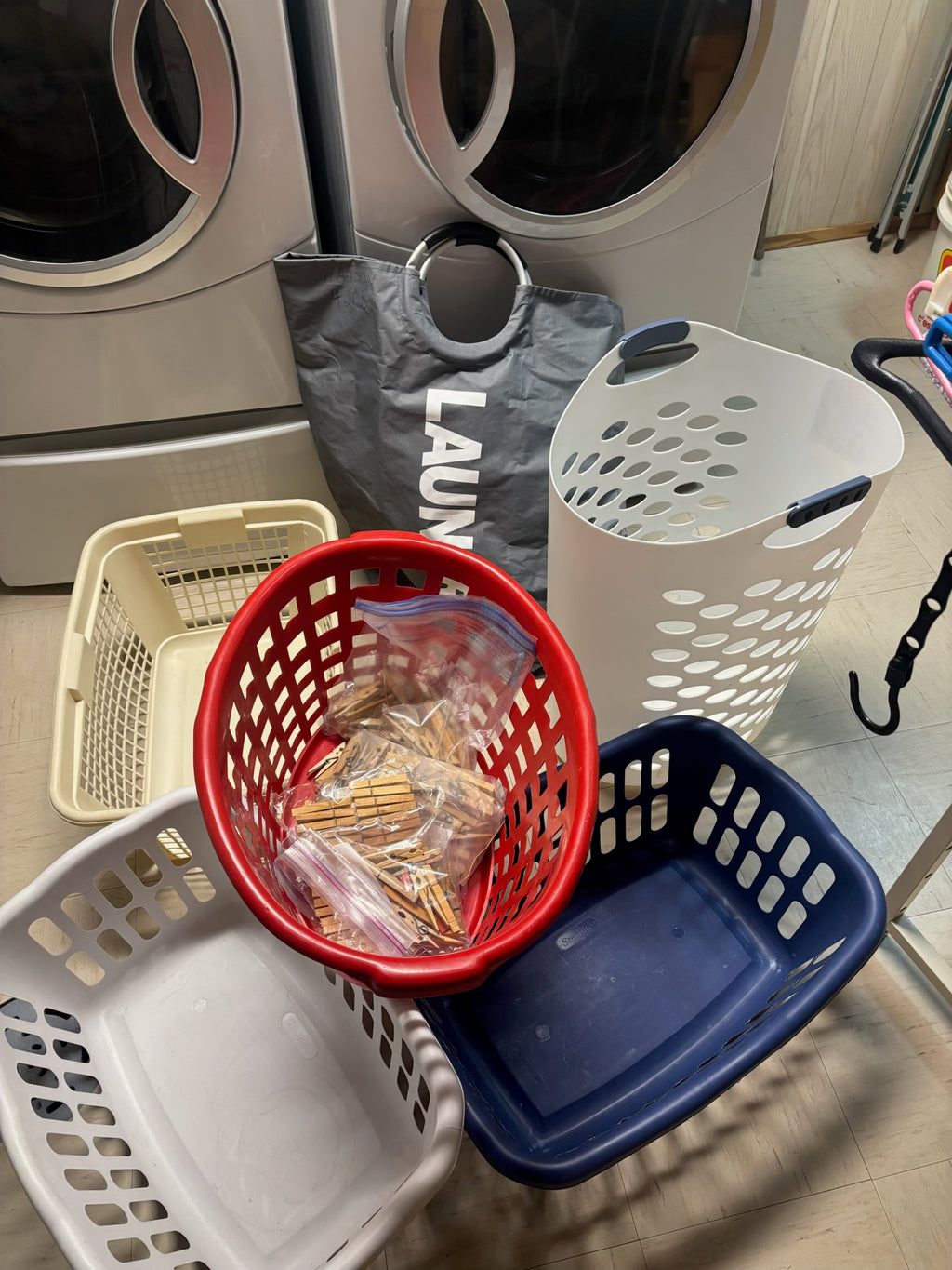 K527B 6 laundry baskets and 2 bags of cloths pins