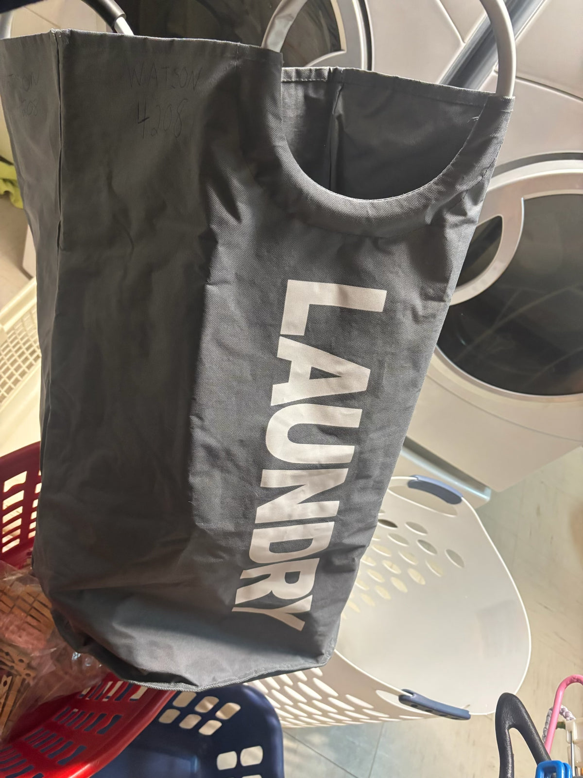 K527B 6 laundry baskets and 2 bags of cloths pins