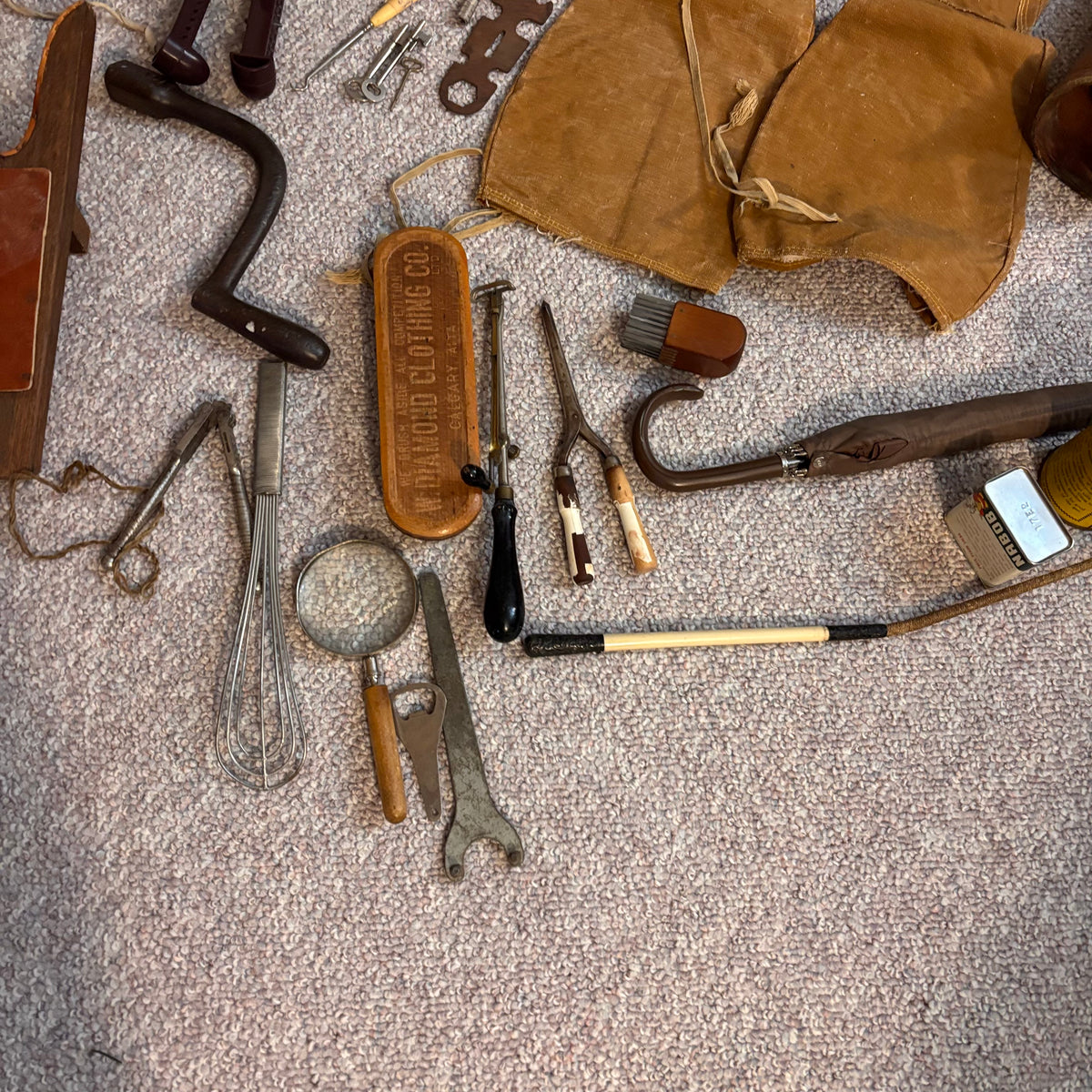 K516 Vintage and antique grouping (leather gloves and more)
