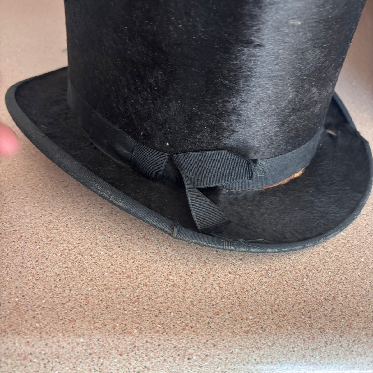 K529 Vintage Grouping (framed artwork and top hat)