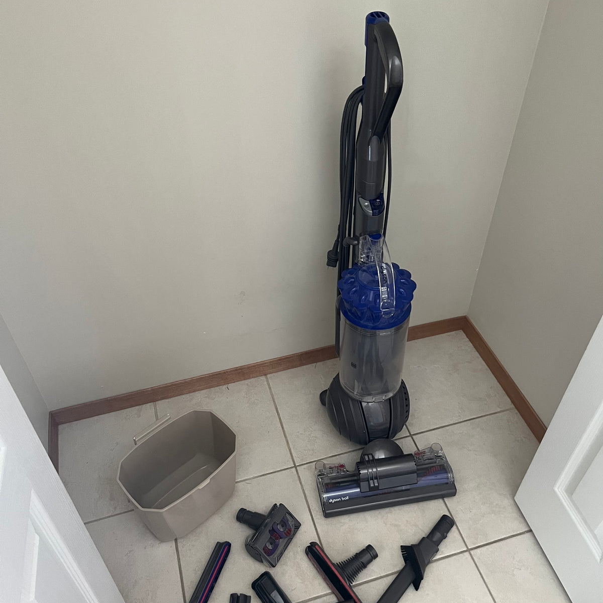 X300 Dyson upright ball vacuum cleaning with accessories