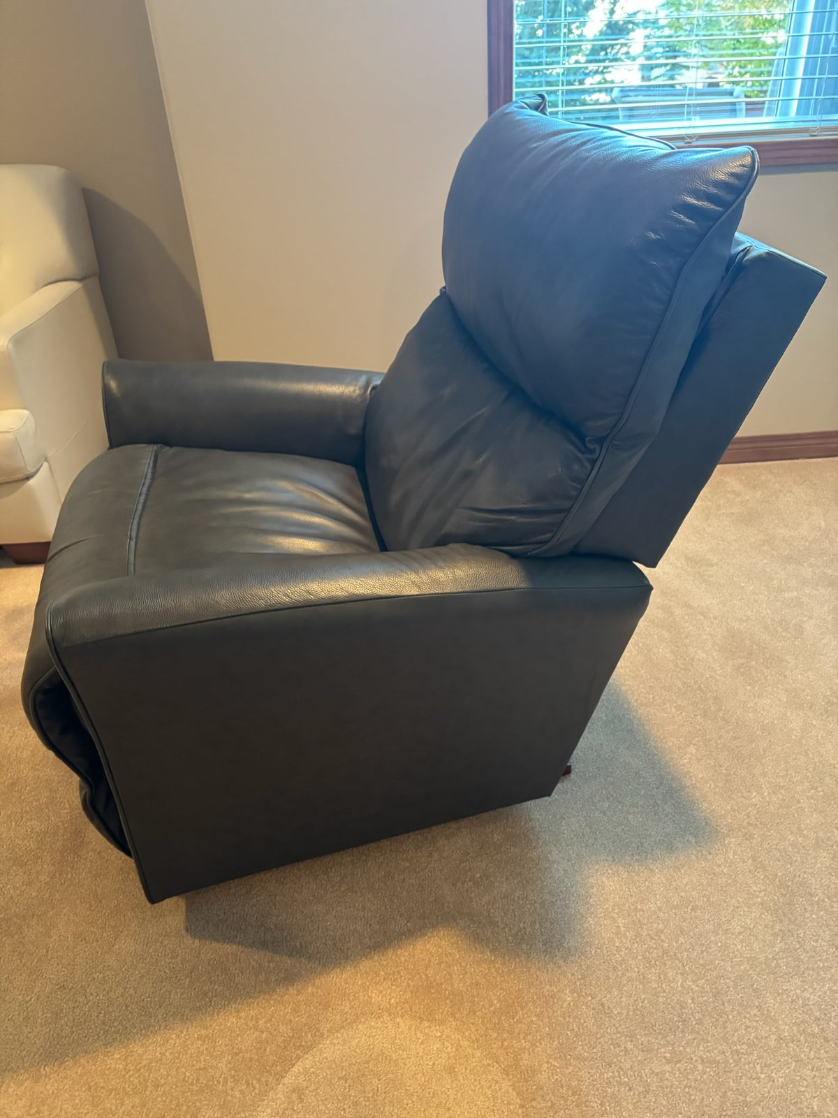 X102 La-Z-Boy grey leather electric recliner