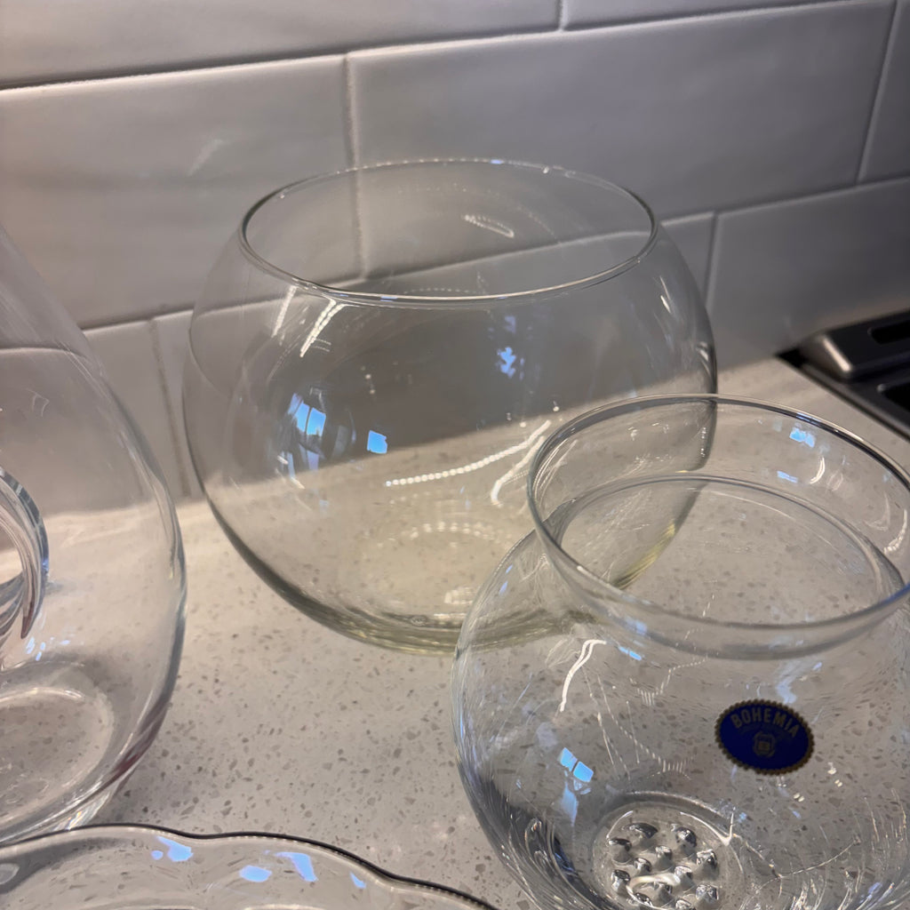 X206 Clear Glassware Grouping (vases and more)