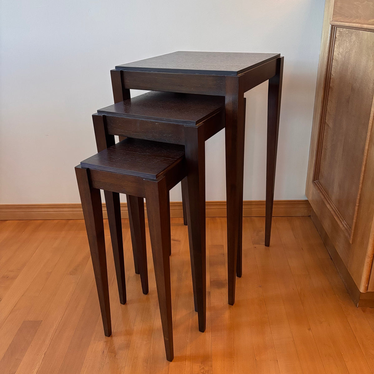 X207 Set of 3 Dark wood nesting tables with square tops