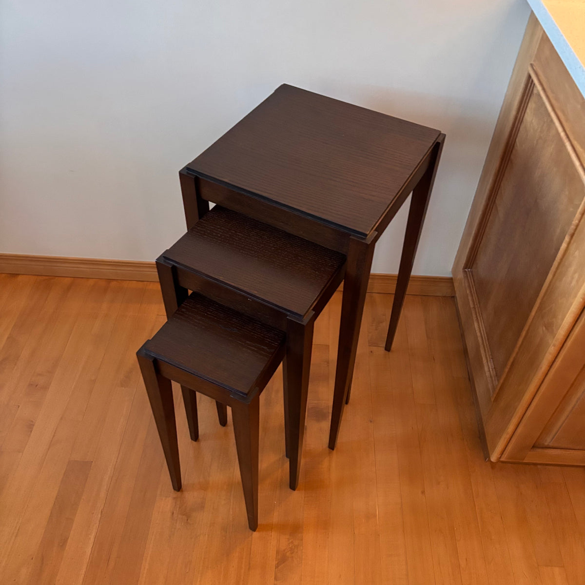 X207 Set of 3 Dark wood nesting tables with square tops