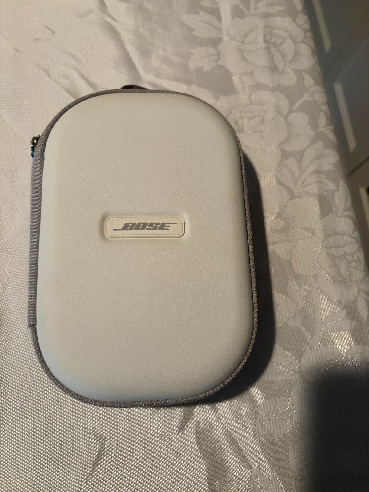 X106 Bose QC 25 wireless over the ears headphones