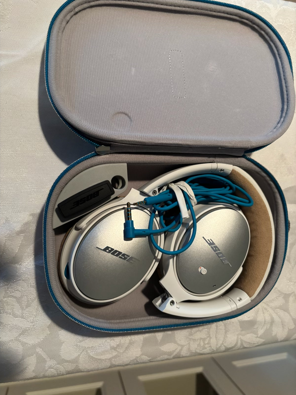 X106 Bose QC 25 wireless over the ears headphones