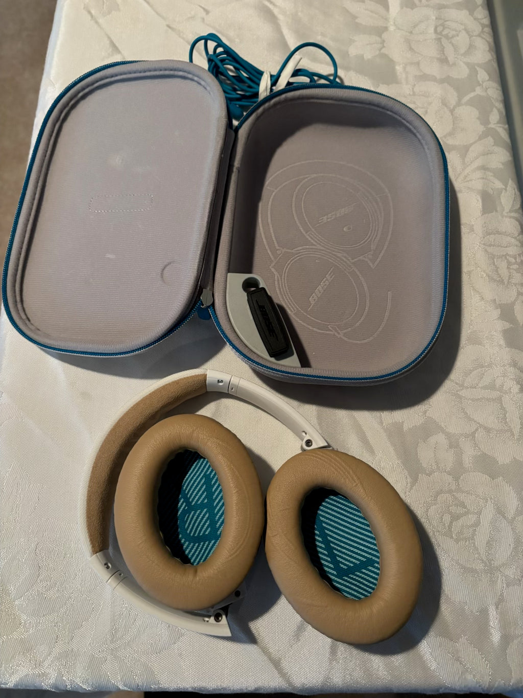 X106 Bose QC 25 wireless over the ears headphones