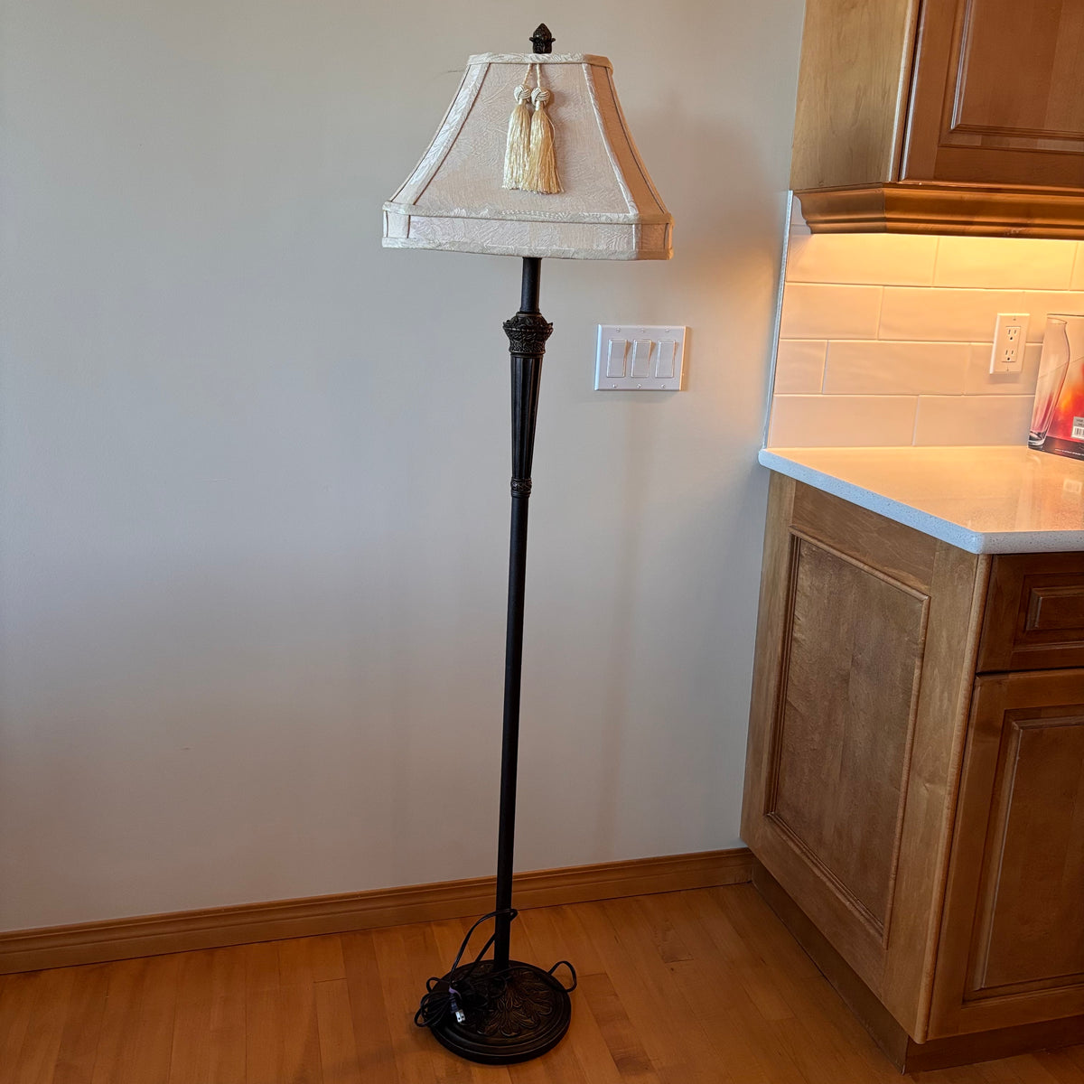 X213 Vintage look black metal base floor lamp