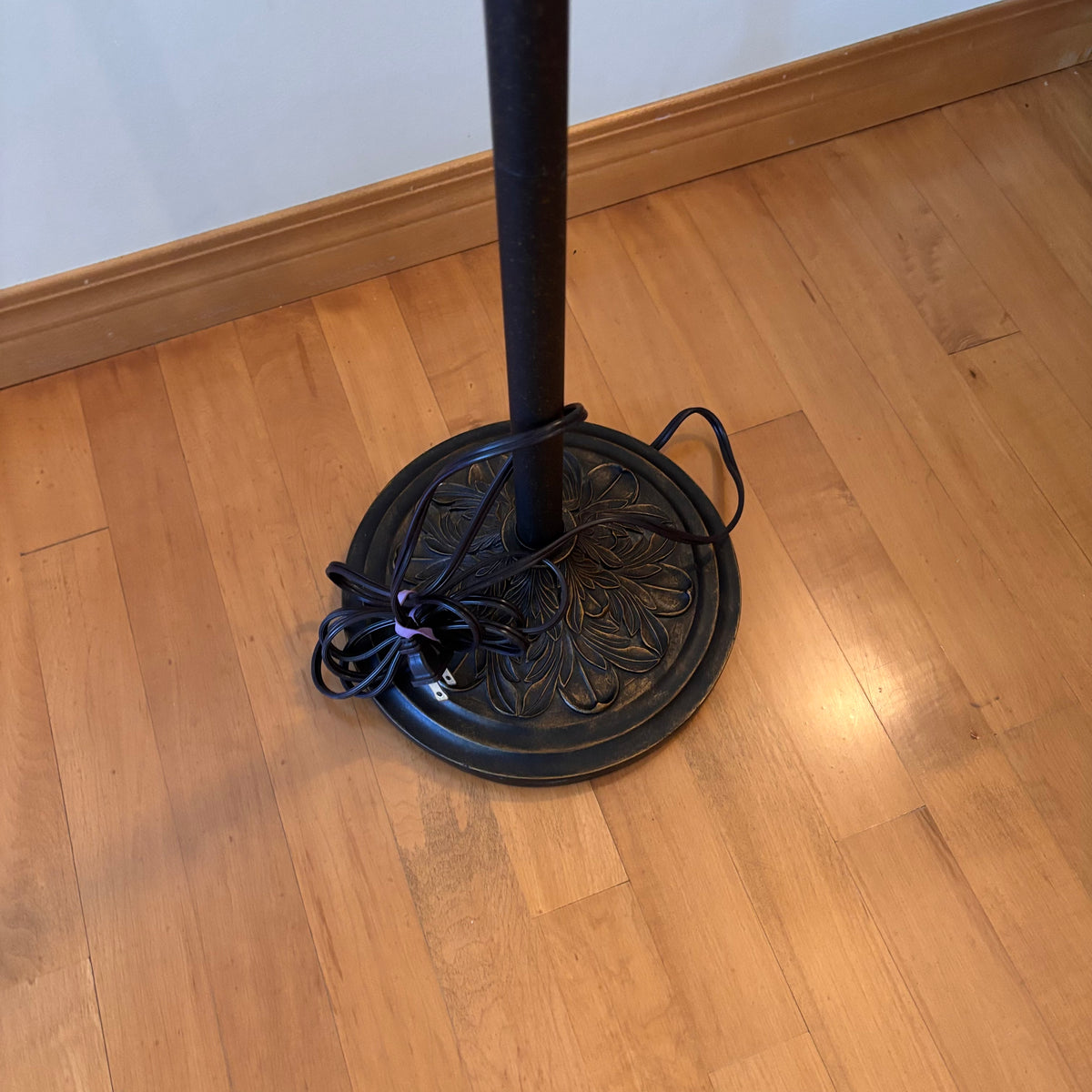 X213 Vintage look black metal base floor lamp