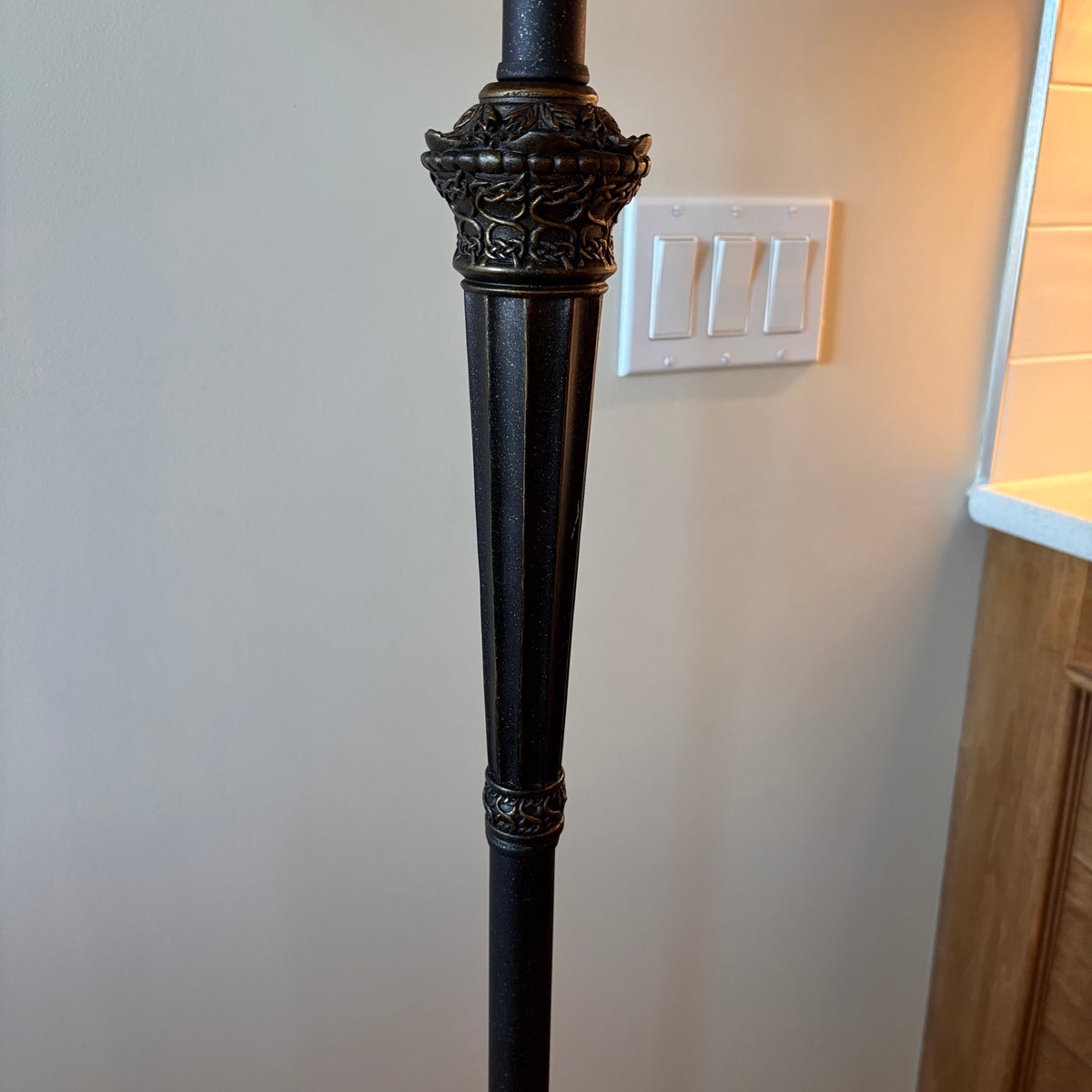 X213 Vintage look black metal base floor lamp