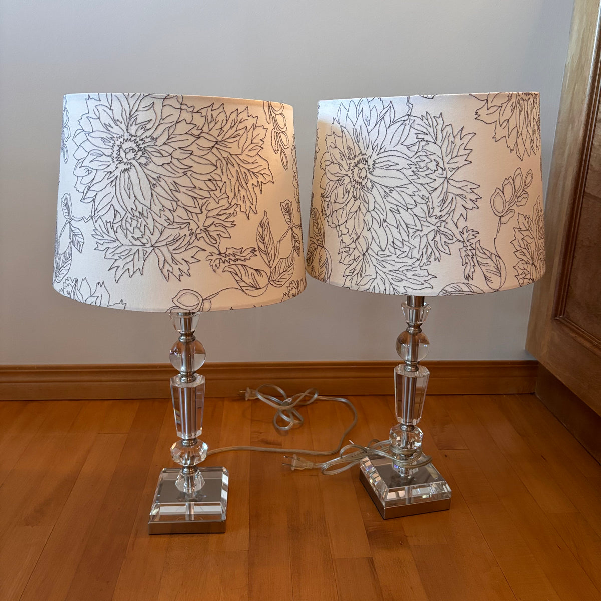 X214 Set of 2 table lamps with glass bases and floral shades