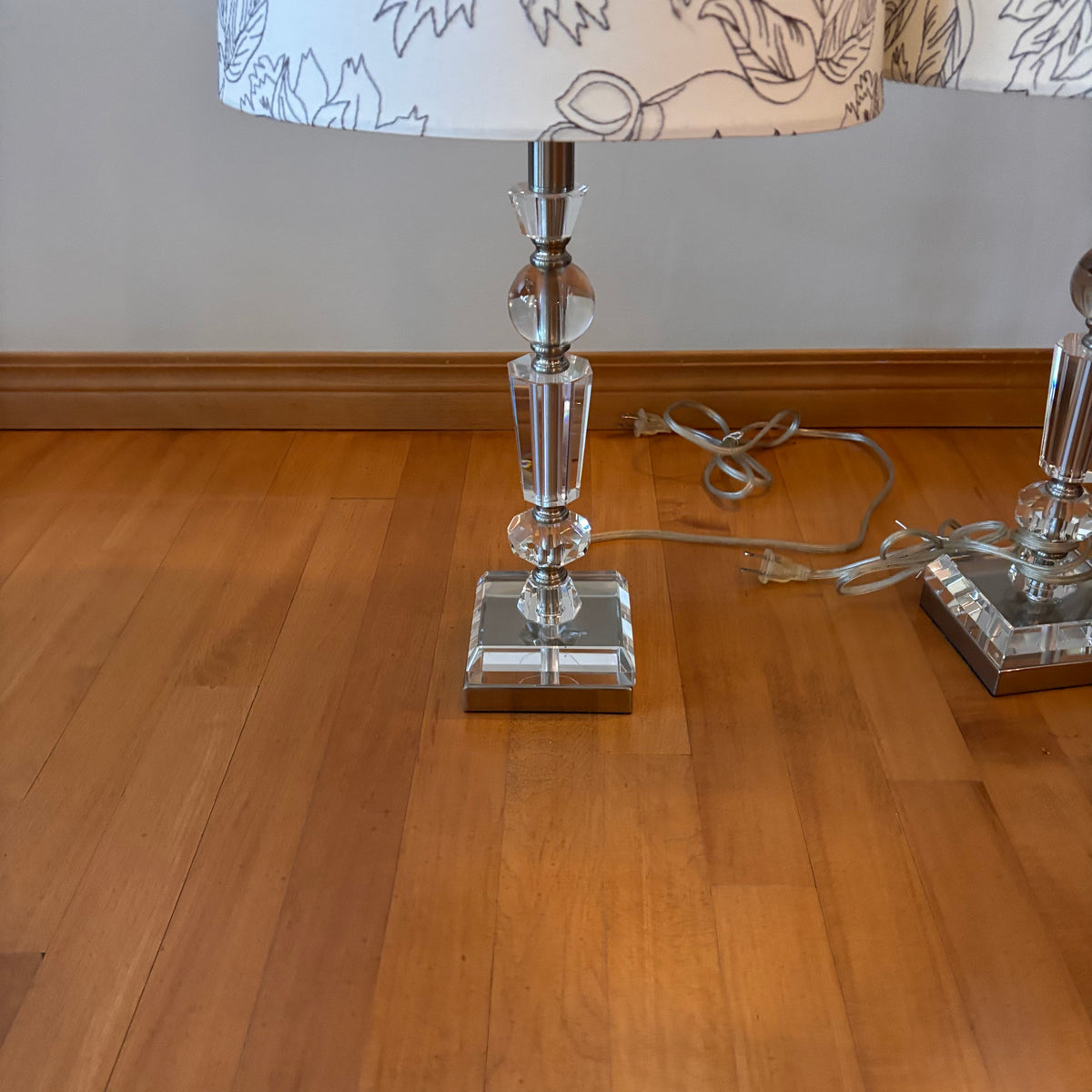 X214 Set of 2 table lamps with glass bases and floral shades