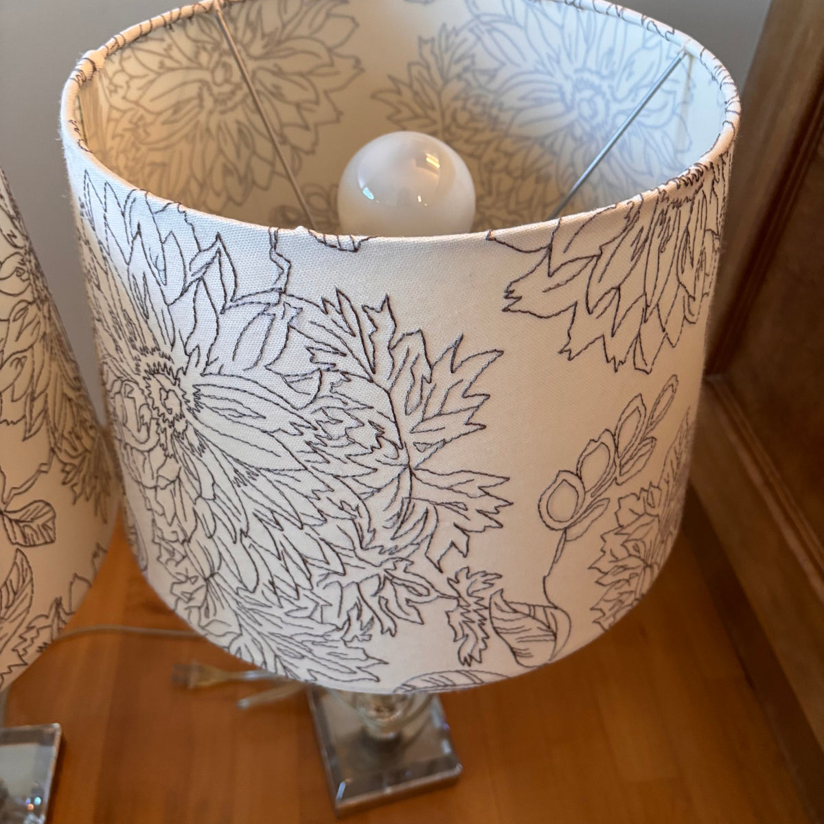 X214 Set of 2 table lamps with glass bases and floral shades