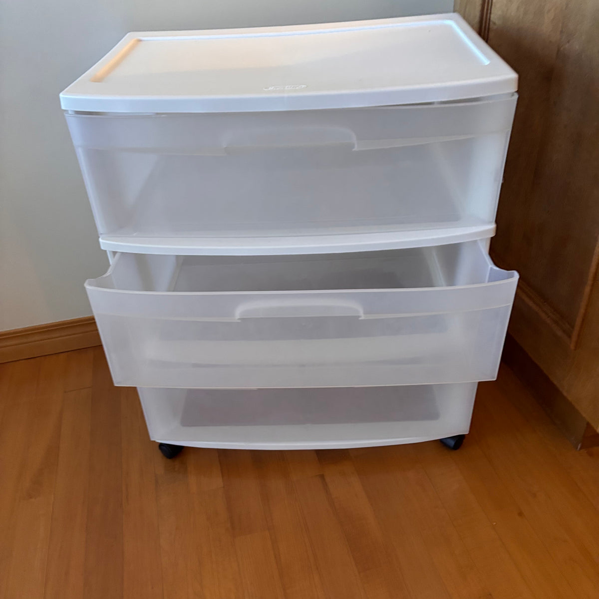 X215 Laundry and storage Grouping (laundry basket and more)