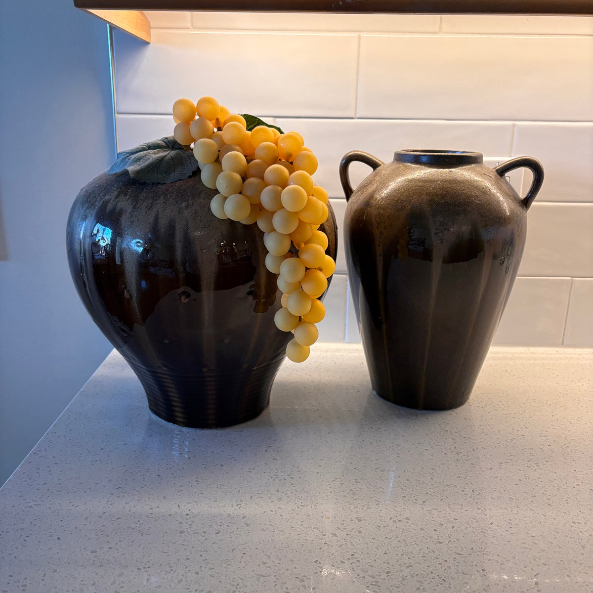 X217 Set of 2 decorative ceramic jugs with plastic grapes
