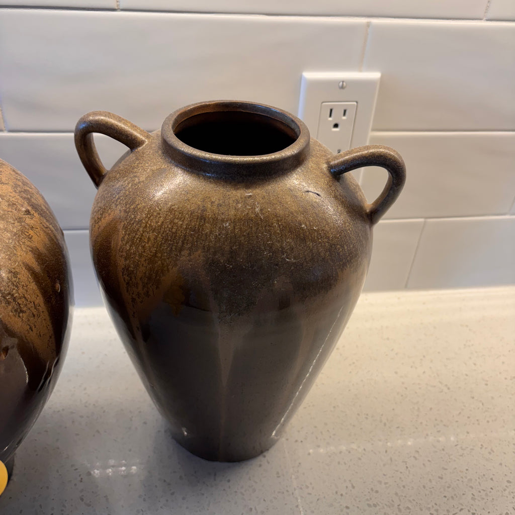 X217 Set of 2 decorative ceramic jugs with plastic grapes