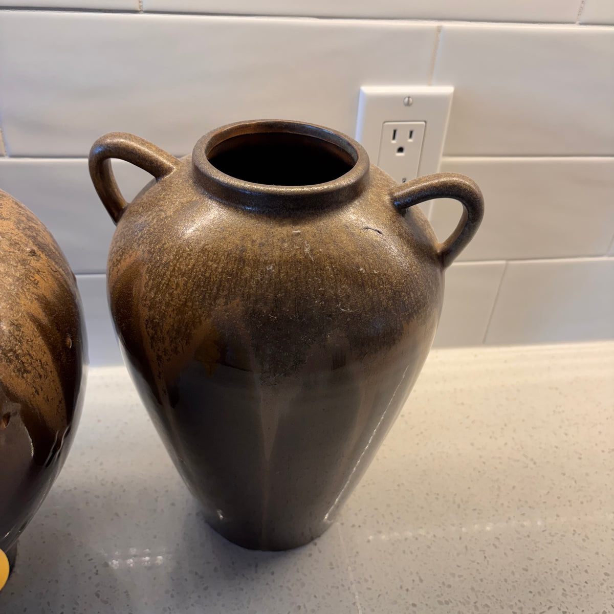 X217 Set of 2 decorative ceramic jugs with plastic grapes
