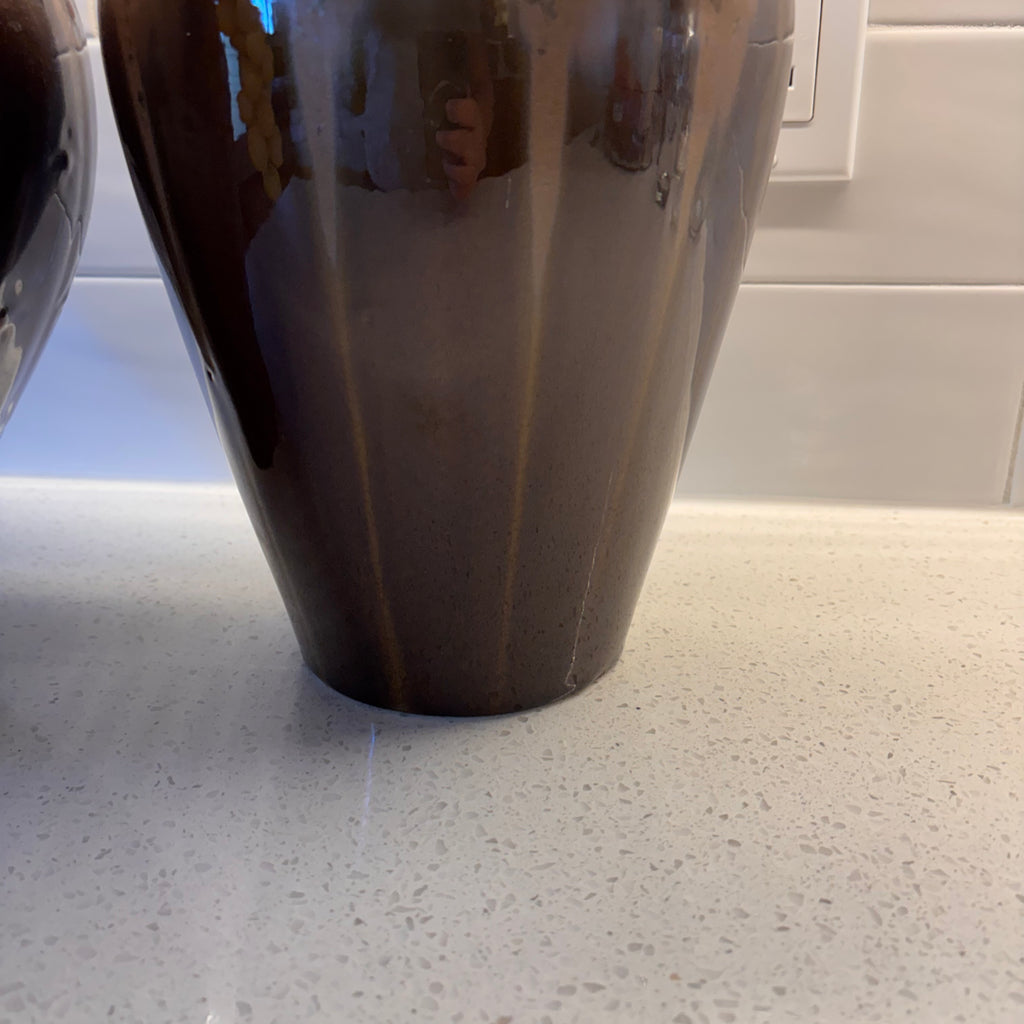 X217 Set of 2 decorative ceramic jugs with plastic grapes