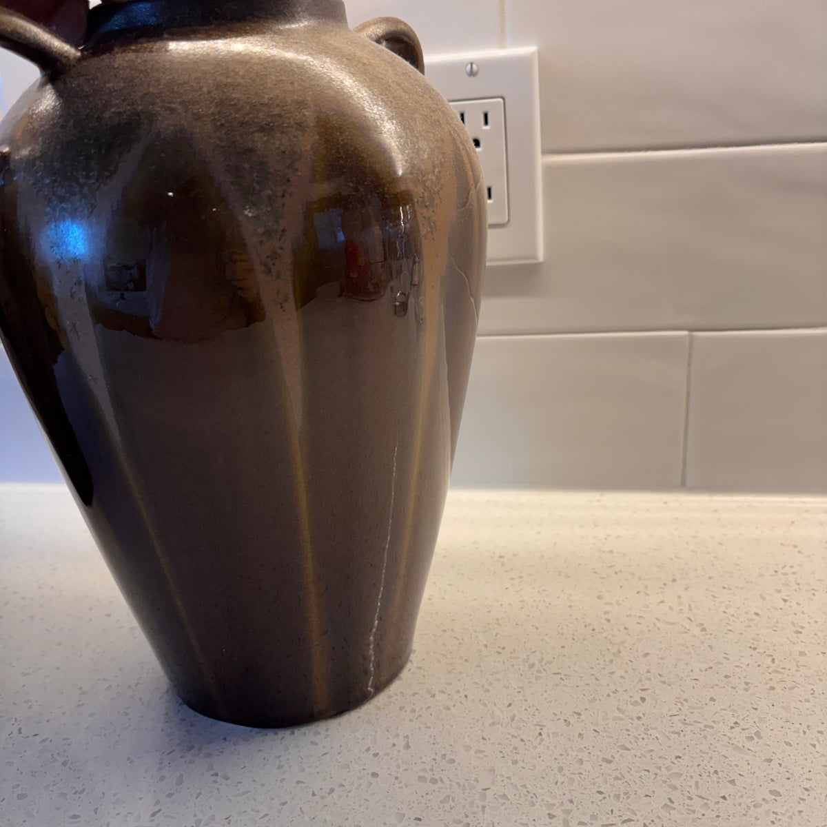 X217 Set of 2 decorative ceramic jugs with plastic grapes
