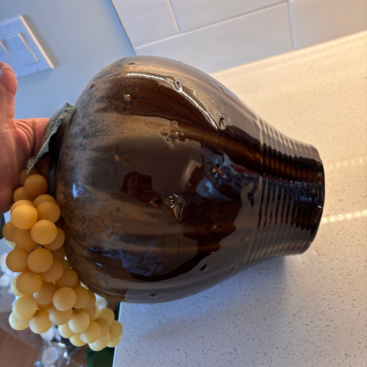 X217 Set of 2 decorative ceramic jugs with plastic grapes