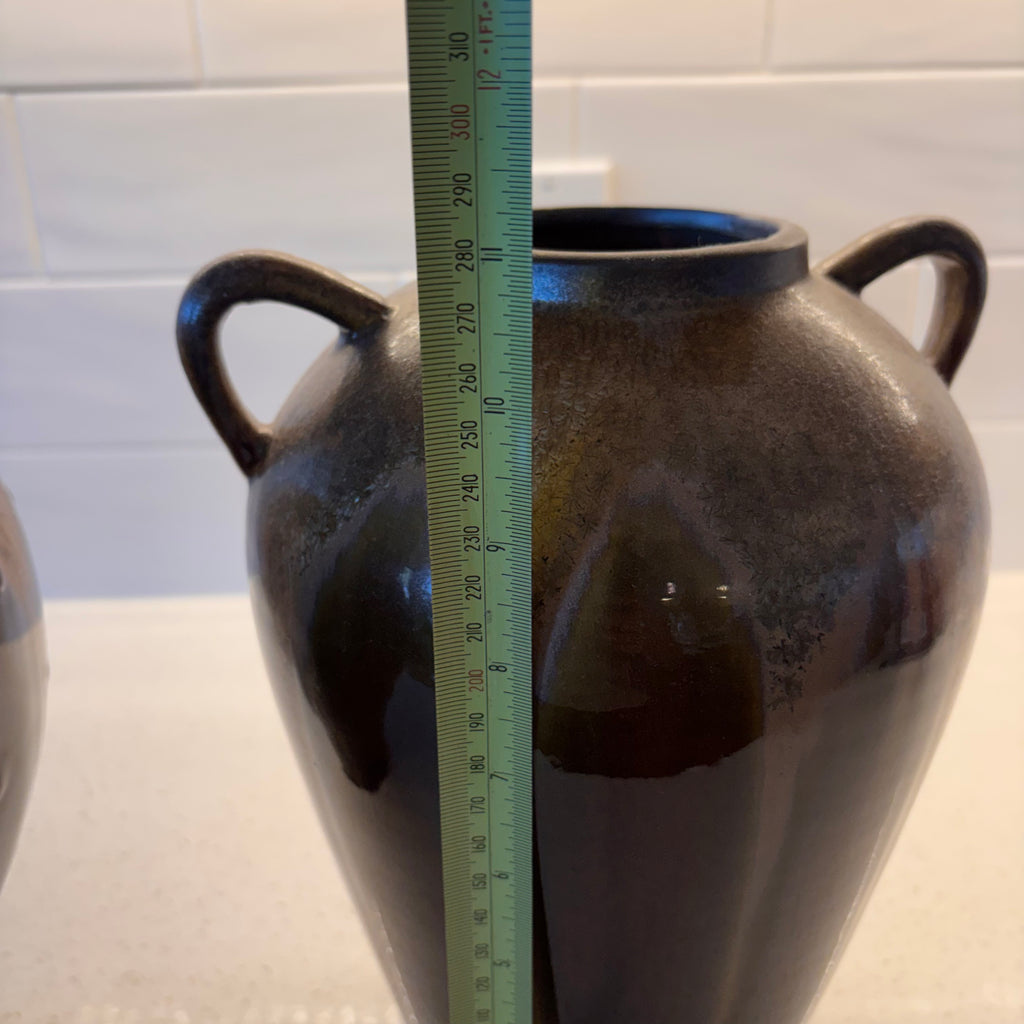 X217 Set of 2 decorative ceramic jugs with plastic grapes
