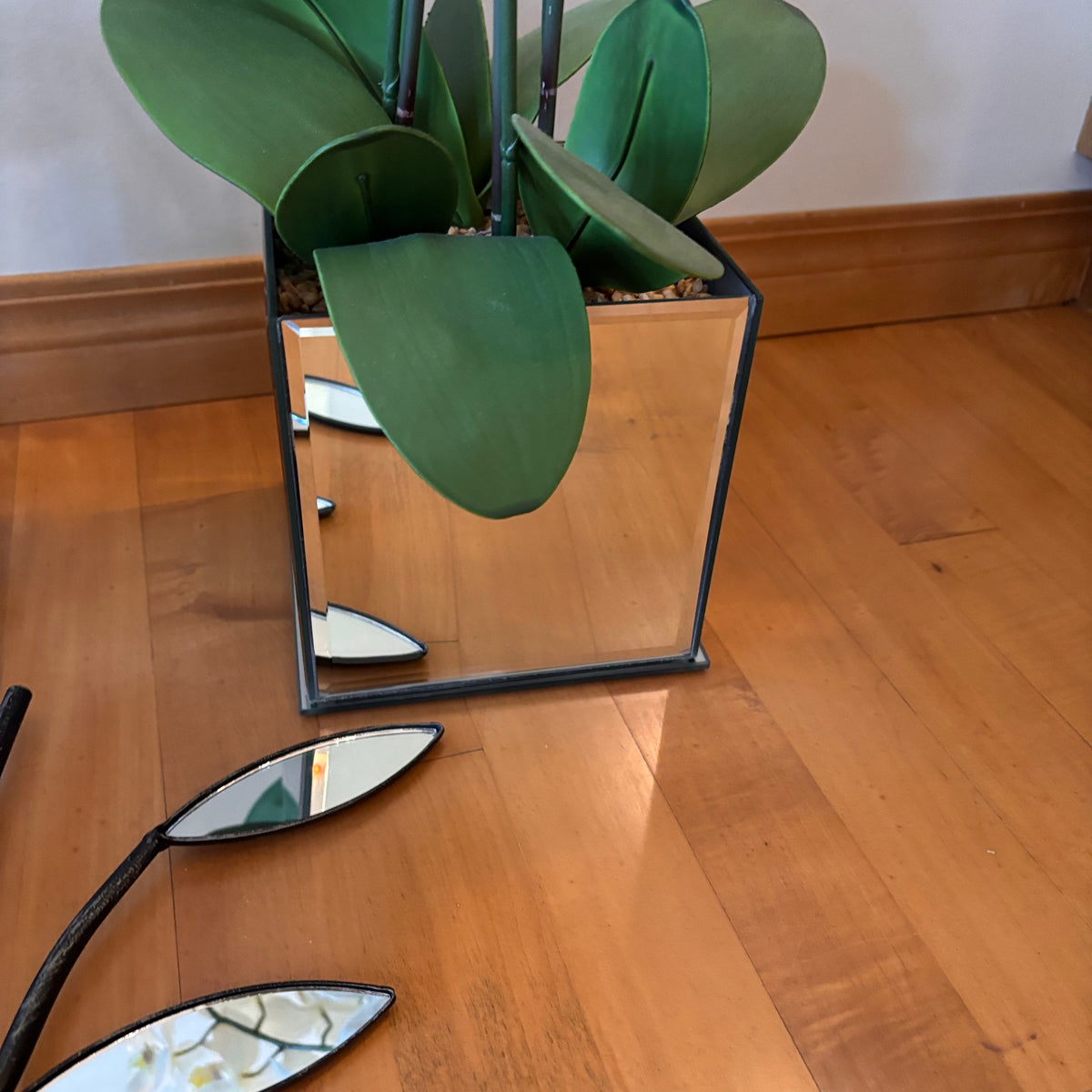 X218 Floral Decor Grouping (mirrored wall hanging and more)