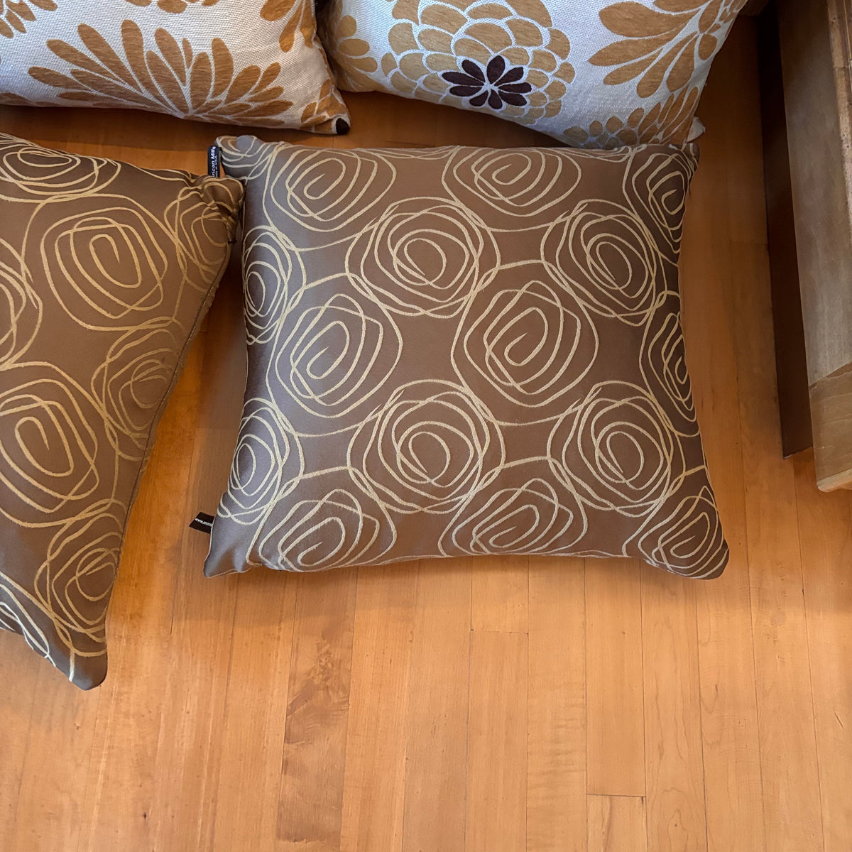 X222 Set of 4 throw pillows