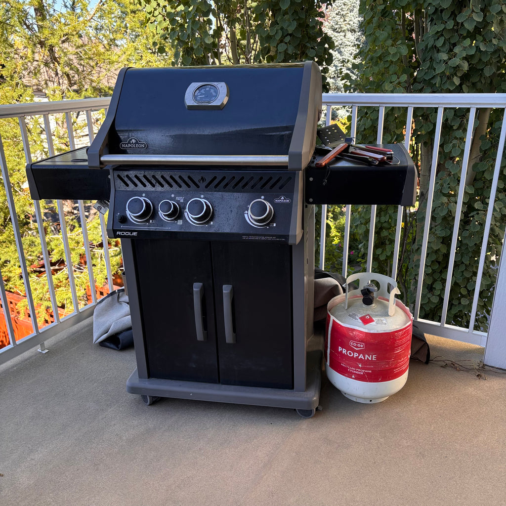 X223 Napoleon Rogue propane BBQ with propane tank