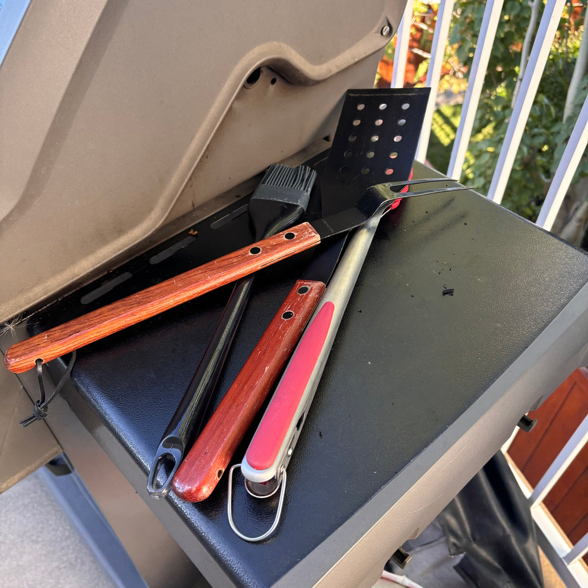 X223 Napoleon Rogue propane BBQ with propane tank