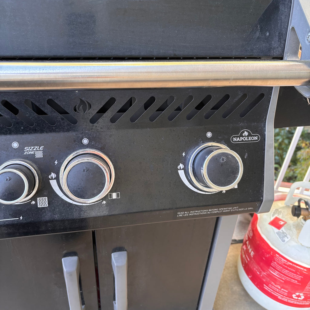X223 Napoleon Rogue propane BBQ with propane tank