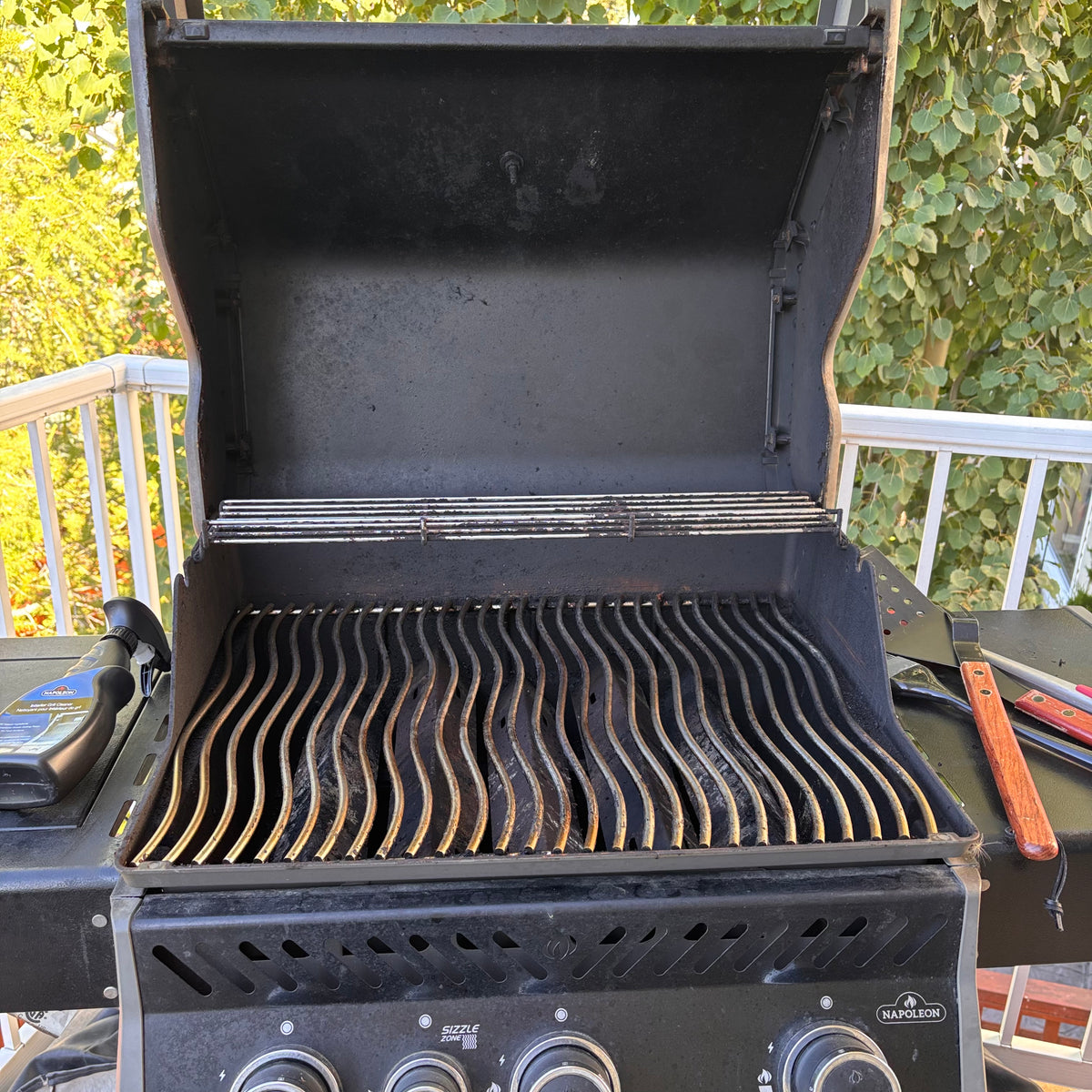 X223 Napoleon Rogue propane BBQ with propane tank