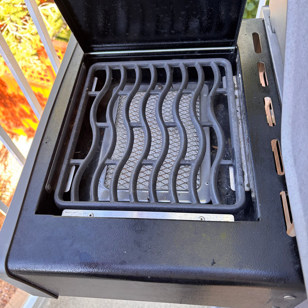 X223 Napoleon Rogue propane BBQ with propane tank