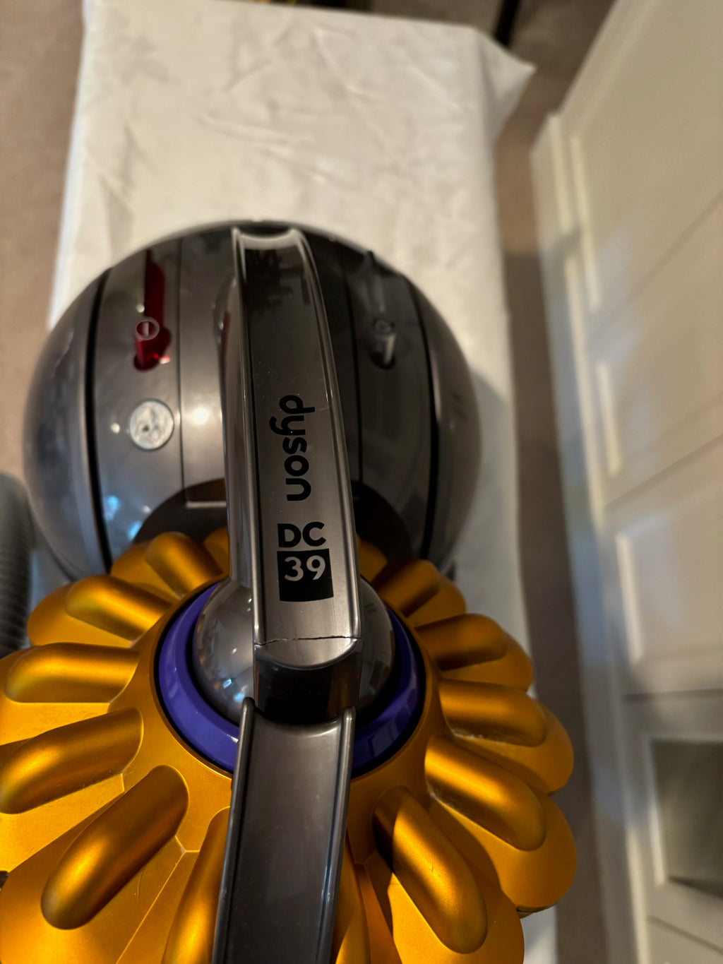 X121 Dyson DC39 Big Ball Vacuum