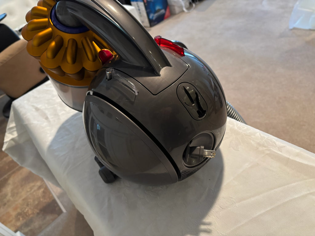 X121 Dyson DC39 Big Ball Vacuum