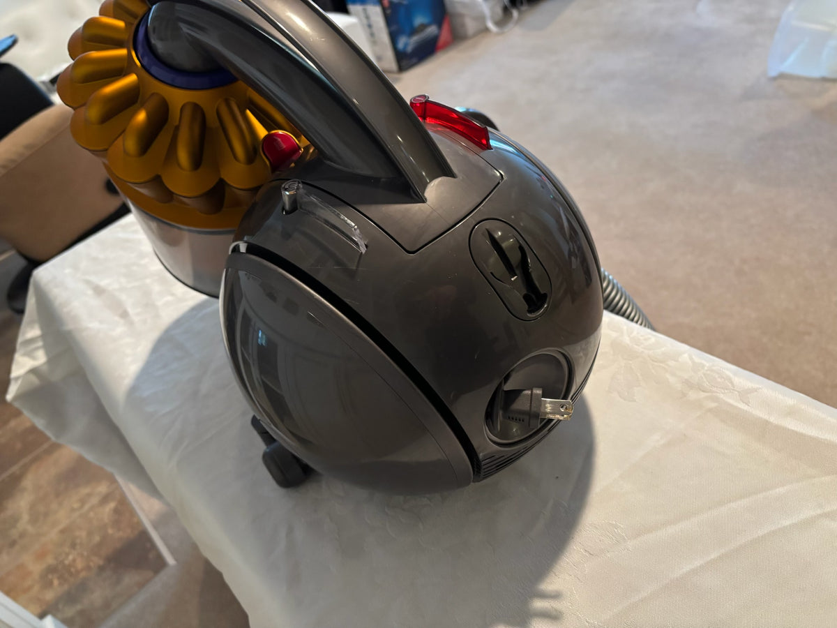 X121 Dyson DC39 Big Ball Vacuum