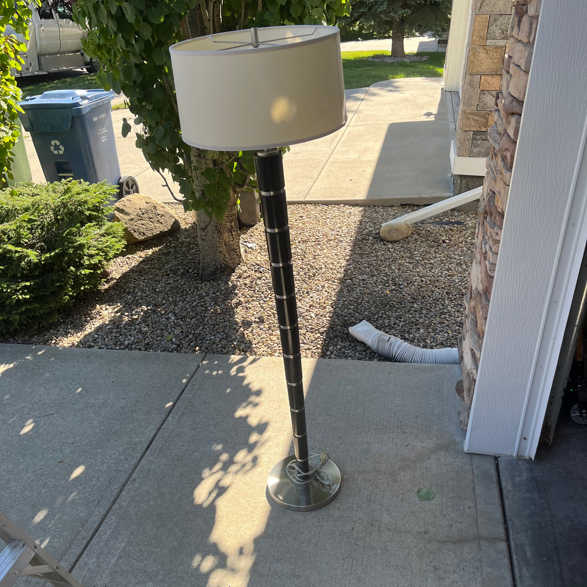 X312 Floor lamp with metal base (62" high)