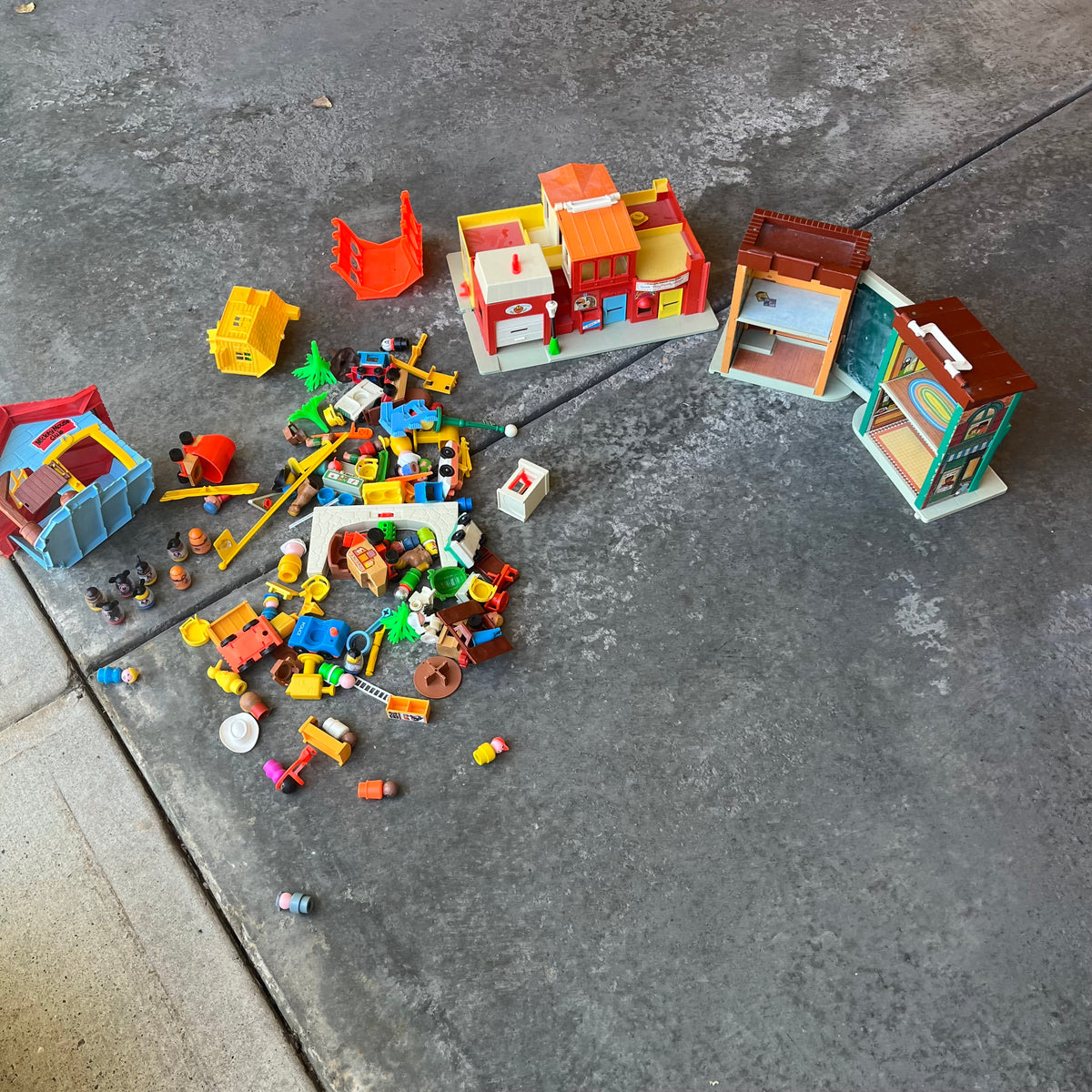 X314 Vintage Fisher Price Toy Grouping (police station and more)