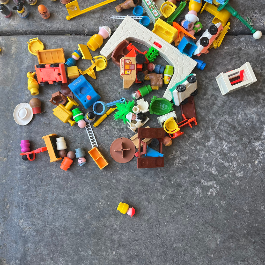 X314 Vintage Fisher Price Toy Grouping (police station and more)