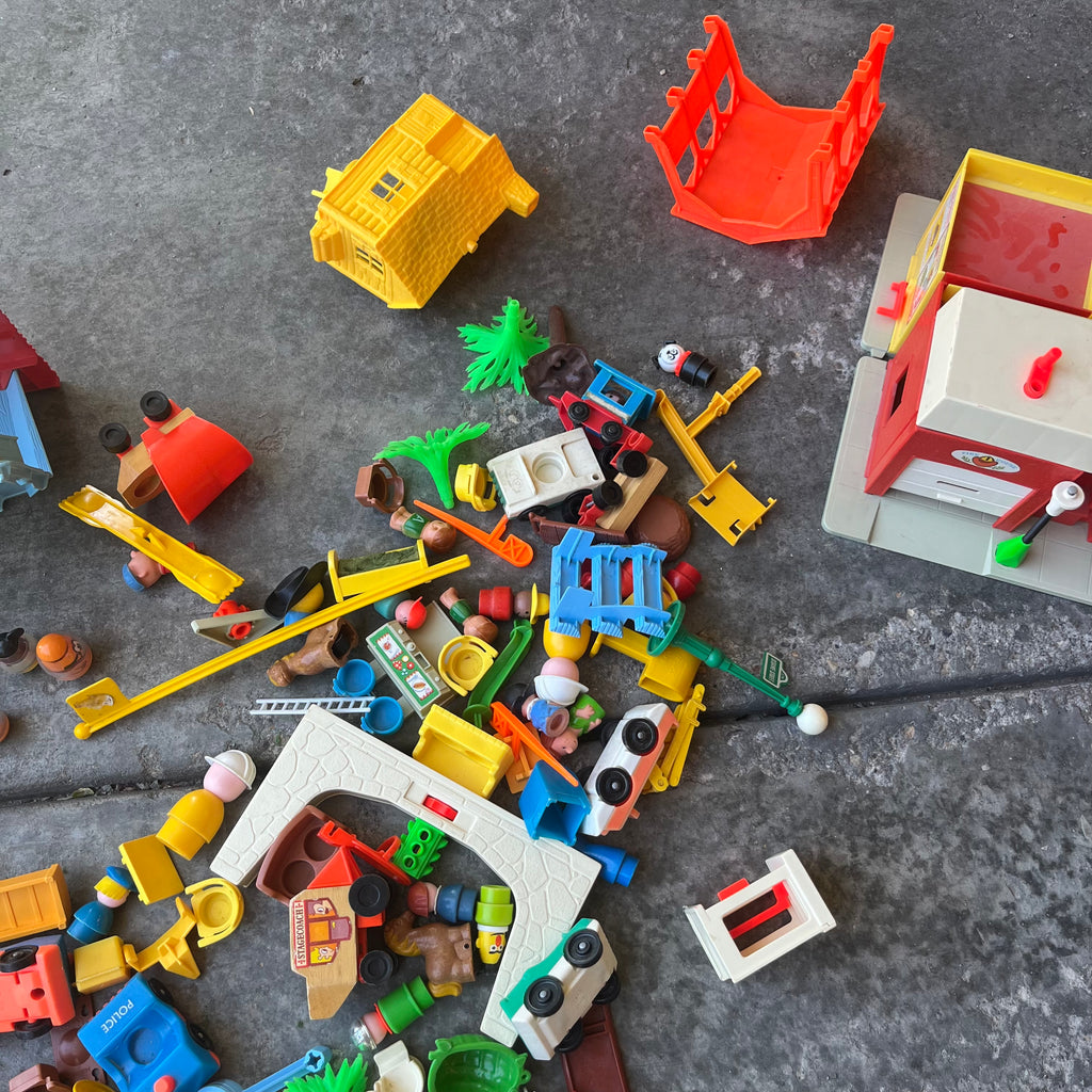 X314 Vintage Fisher Price Toy Grouping (police station and more)