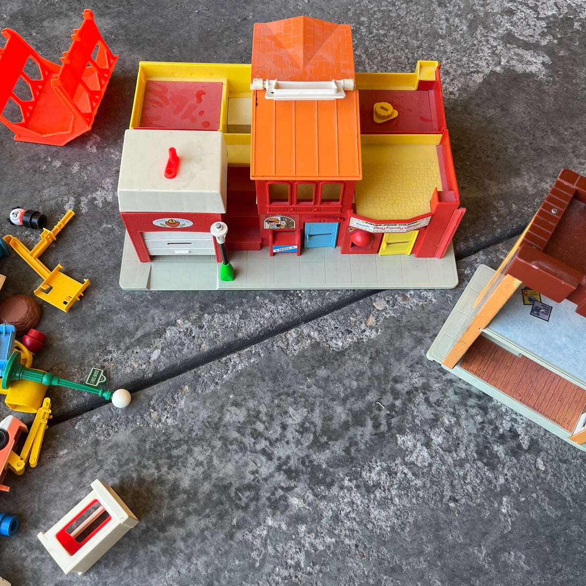 X314 Vintage Fisher Price Toy Grouping (police station and more)